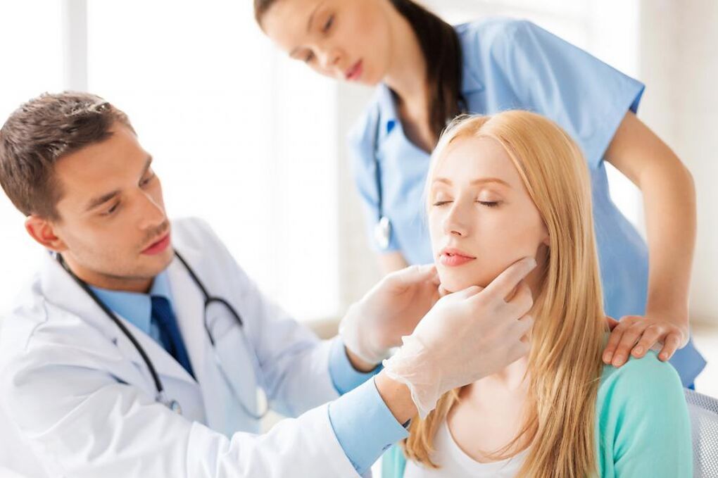 Ο γιατρός εξετάζει έναν ασθενή με θηλώματα